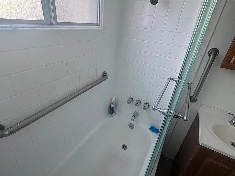 437-450 E Algrove St #4501 — Photo 15