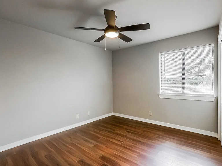5909 Lago Vista Way #B — Photo 8