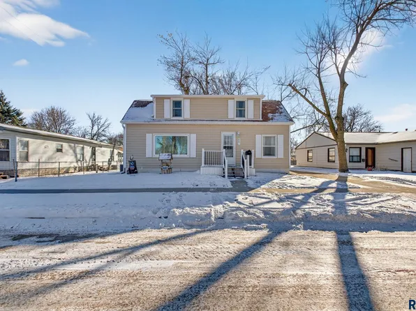 807 E 7th St, Dell Rapids, SD 57022