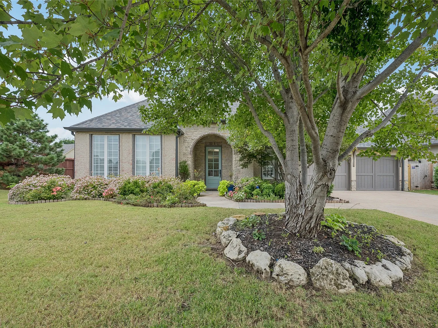 4 bed, 3.5 bath, 2772 sqft, $3,400 — Photo 2