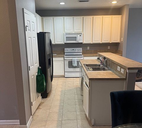 2nd image of 4816 Parkhurst Pl