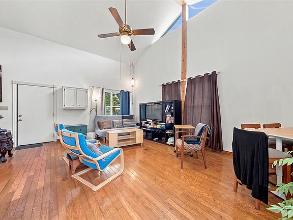 5th image of 802 N Myrtle St