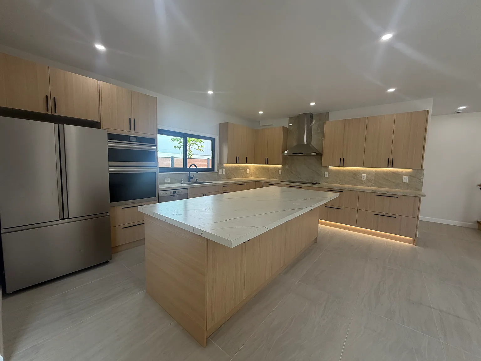 3 bed, 2.5 bath, 1900 sqft, $5,800 — Photo 3