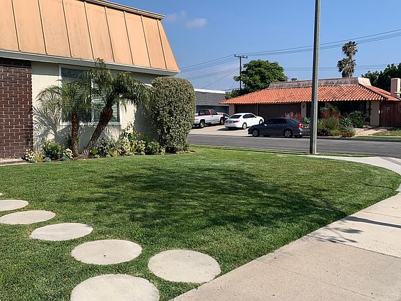 Corner lot, owner maintains gardener