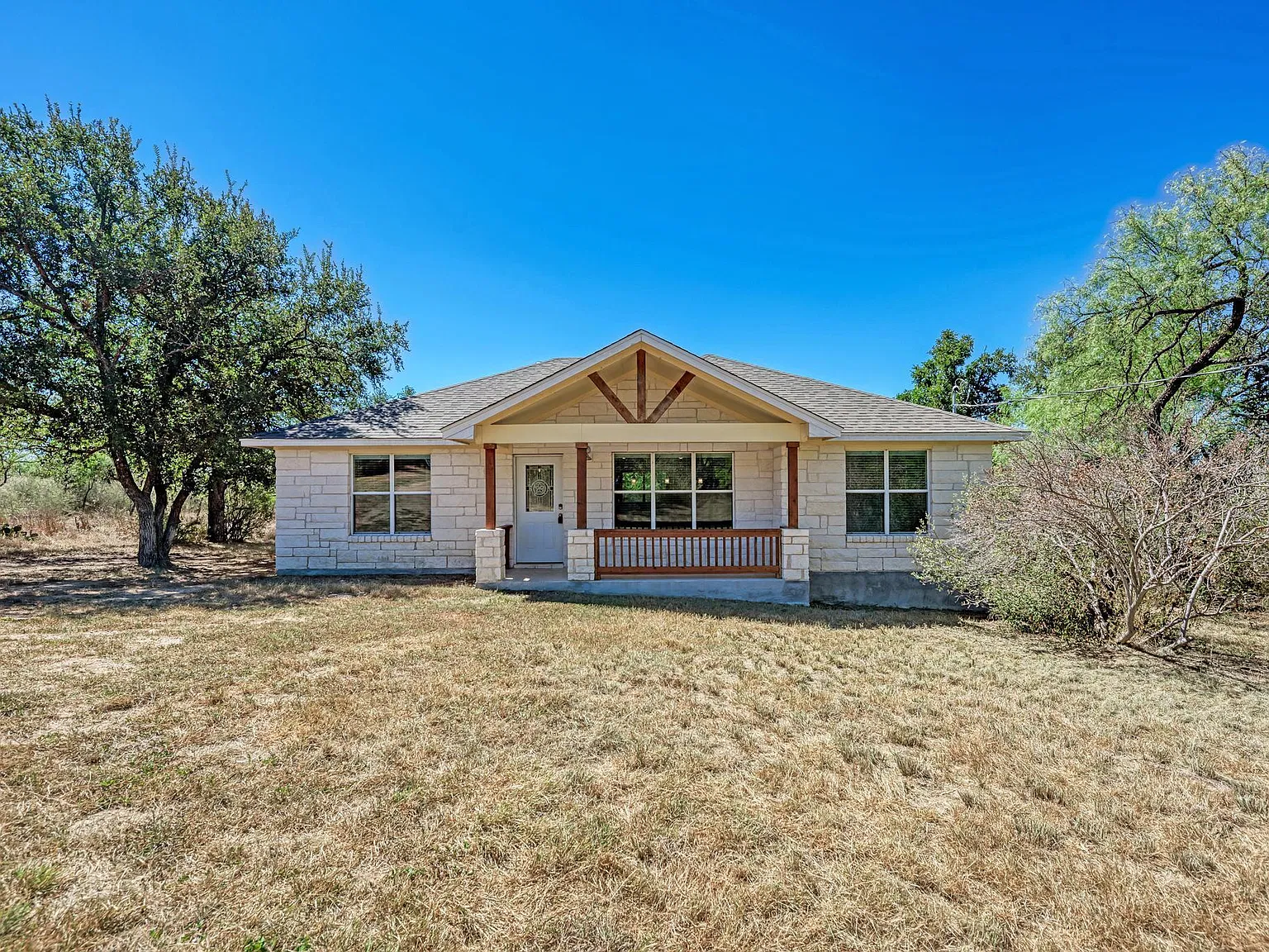 3 bed, 2.0 bath, 1357 sqft, $2,100 — Photo 1
