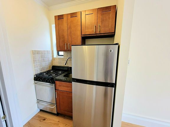 3rd image of 309 E 37th St APT 3A