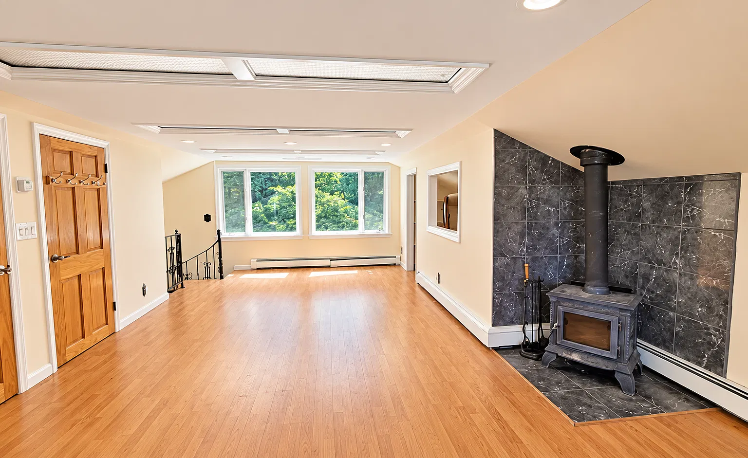 6 bed, 1728 sqft, $3,650 — Photo 3