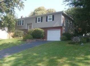 17 Meadowlark Dr, Latham, NY 12110