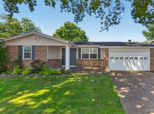717 Whitewillow Ln, Ballwin, MO 63021