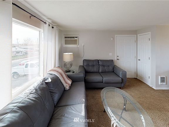 3rd image of 1402 N Buell Dr