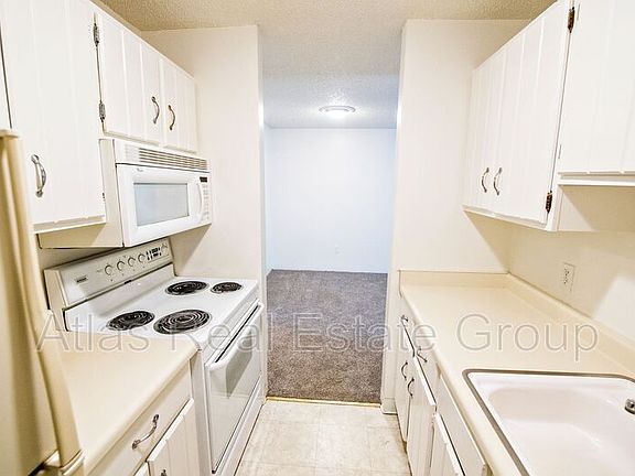 2nd image of 2290 S Oneida St APT 203