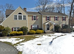 48 Round Hill Rd, Kinnelon, NJ 07405