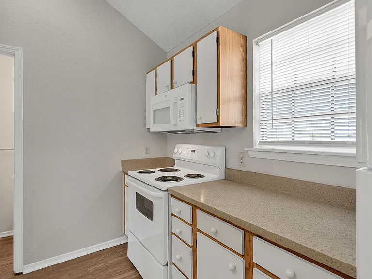 Seasons Apartments — Photo 42