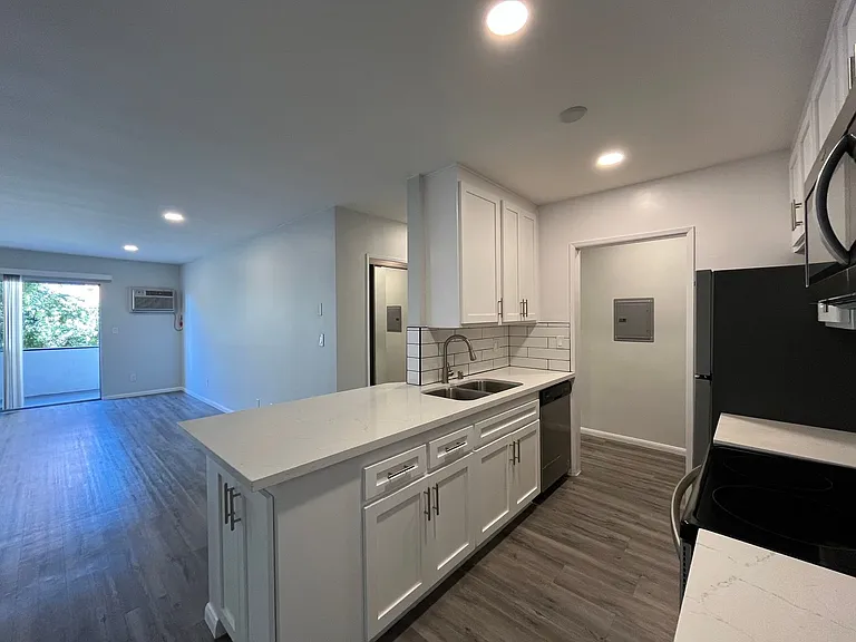1635 North Martel Avenue — Photo 8