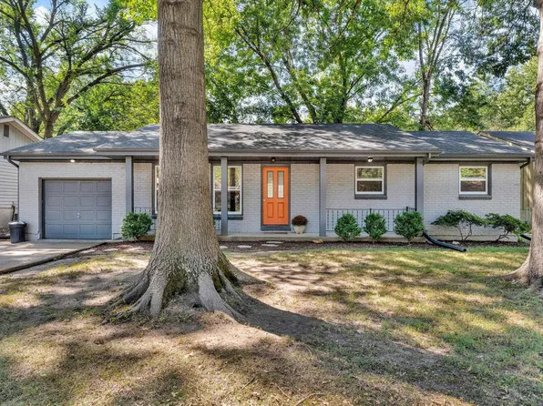 209 Yorkshire Dr, Lawrence, KS 66049