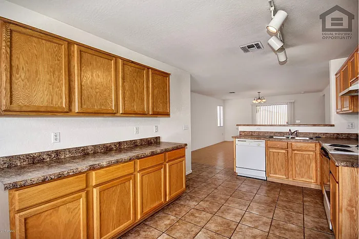 7407 S Sunrise Way — Photo 7