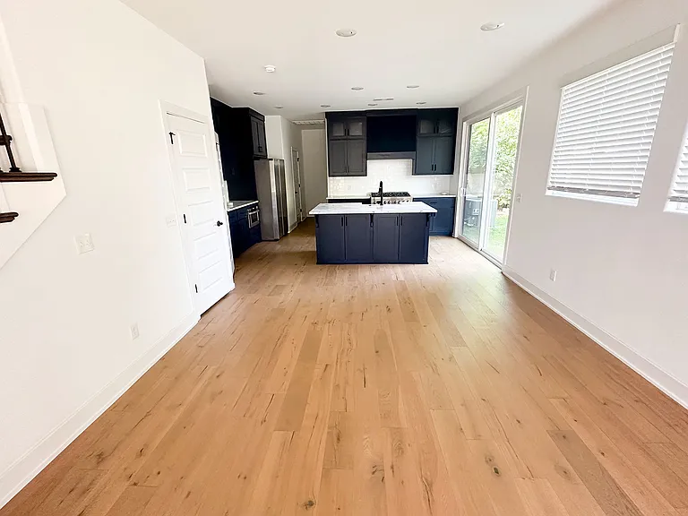 933 W Holly St — Photo 6