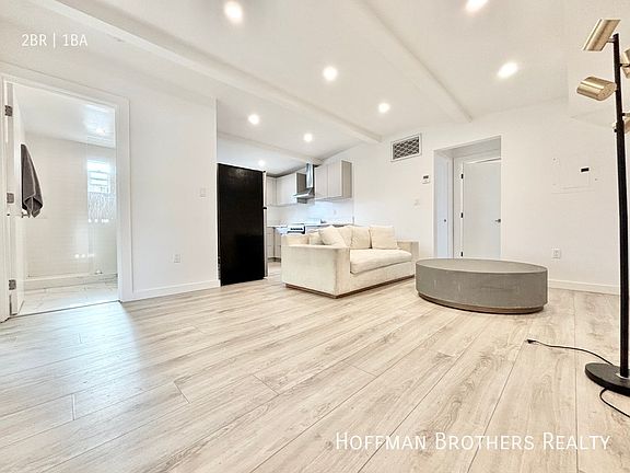 3rd image of 1568 Yosemite Dr APT 4