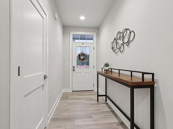 2nd image of 405 Falcon Ridge DRIVE #16