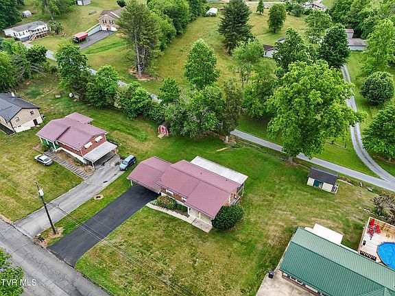 3rd image of 483 Springfield Dr