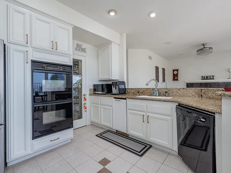 1011 S Mountcrest Ct — Photo 8