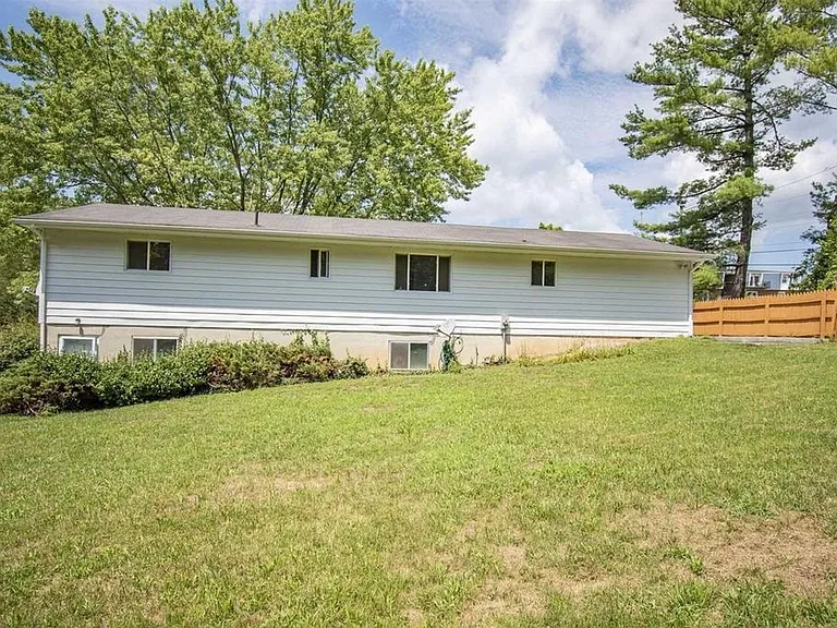 601 Broce Dr — Photo 11