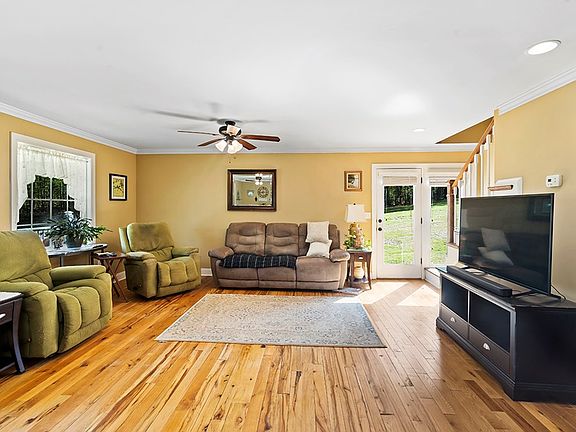 5th image of 215 Pineland Shores Cir