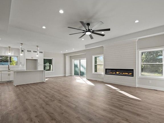 5th image of 5636 Paris Dr