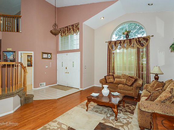 2nd image of 8 English Ivy Ln