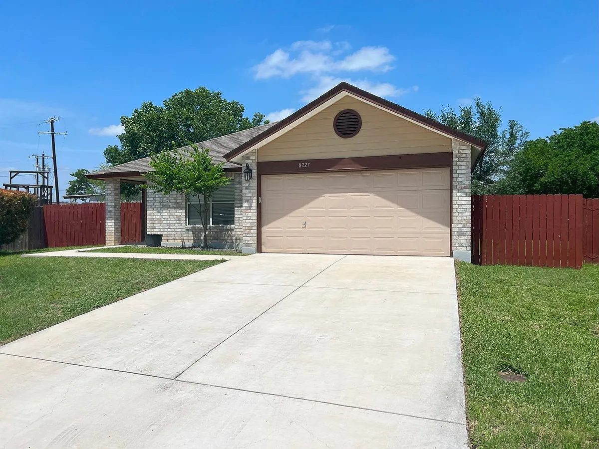 Building Photo - 8227 Club Meadow Dr