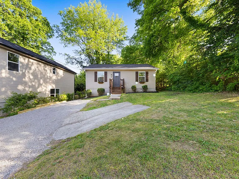 1206 Cedar St — Photo 3