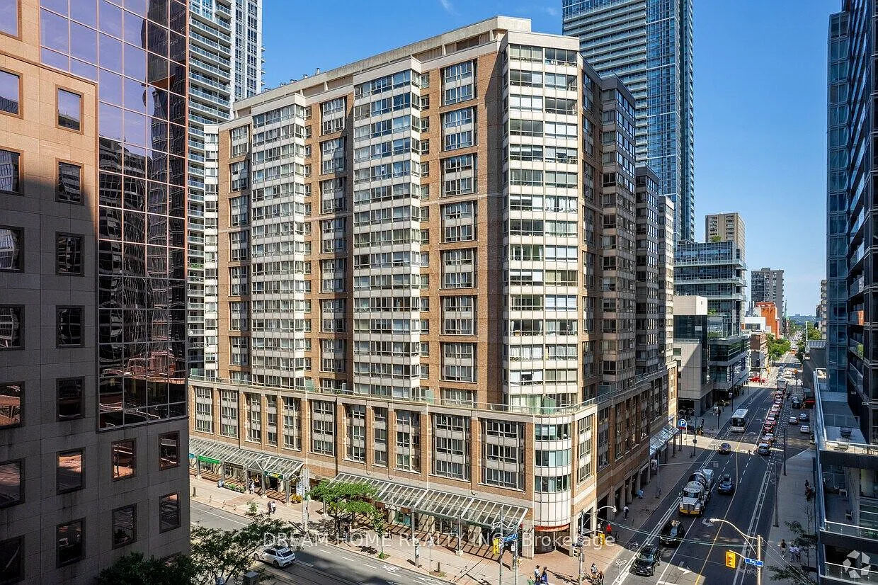 717 Bay St — Photo 1