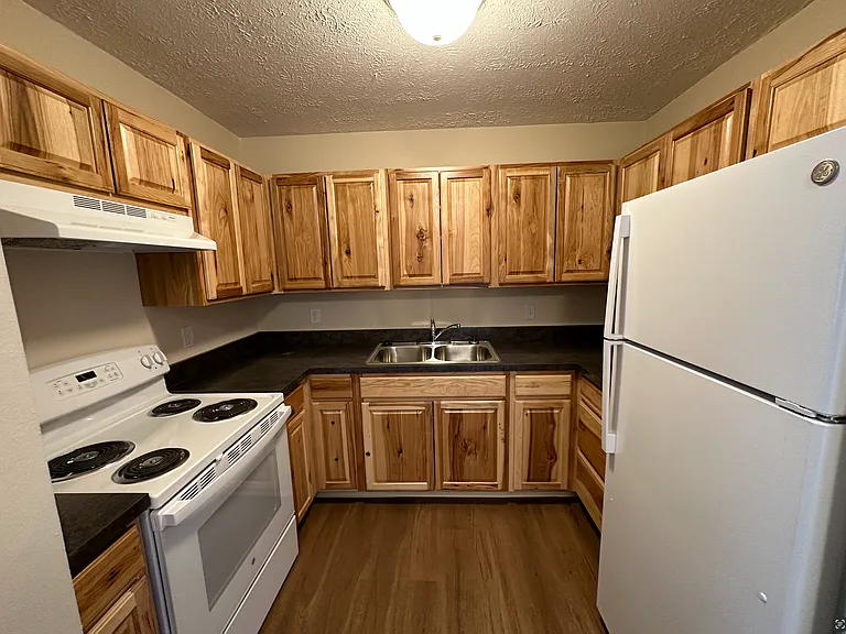 Pleasant Valley Apartments — Photo 16