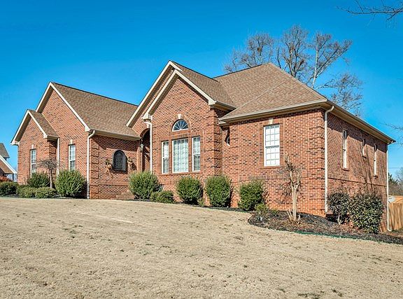 3rd image of 111 Creekside Dr