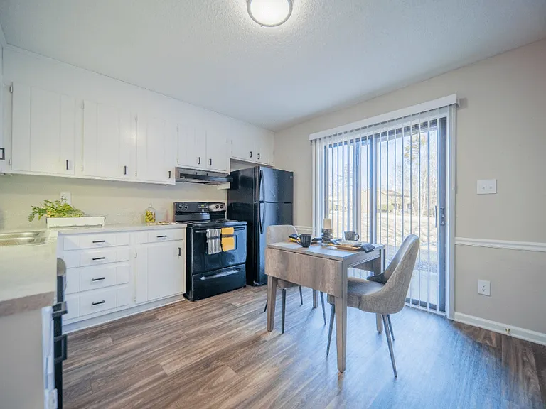 Willow Creek Apartments — Photo 12