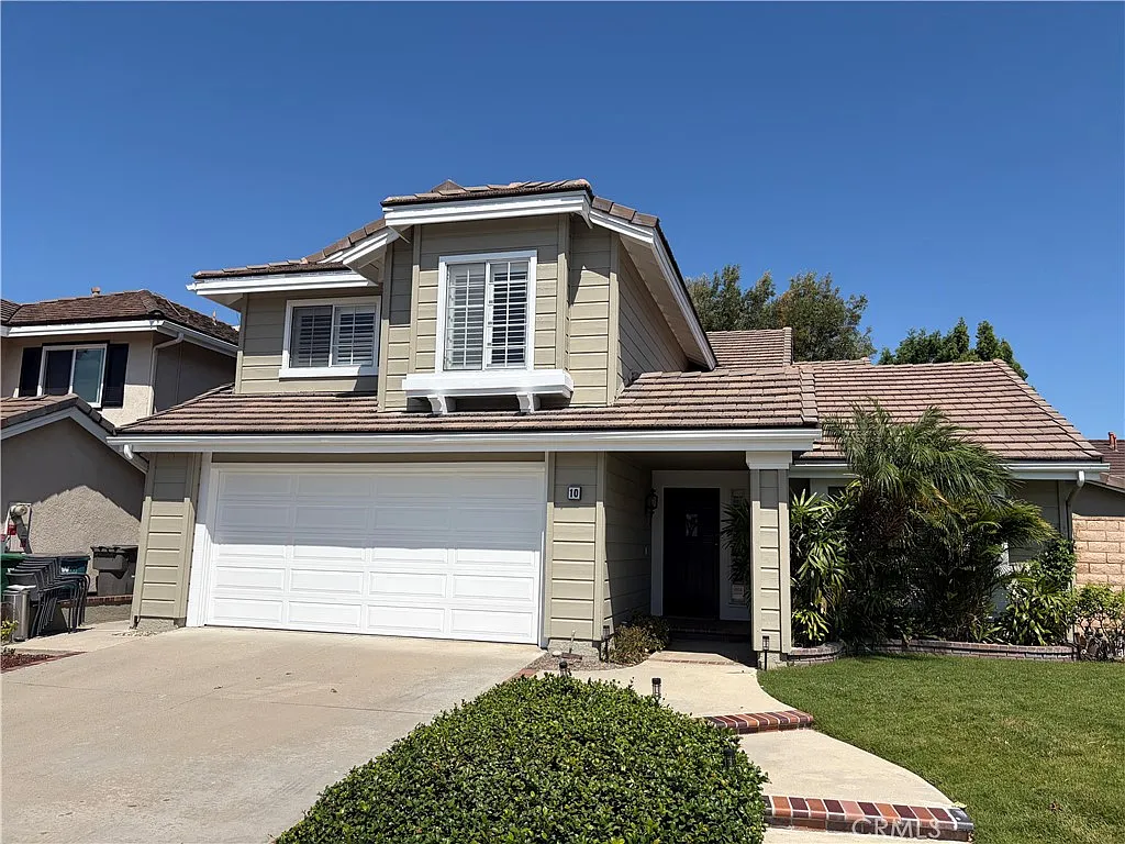 4 bed, 2.5 bath, 2411 sqft, $6,000 — Photo 1