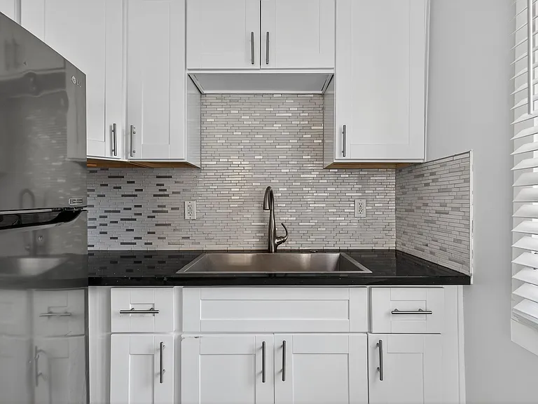 405 W 3rd Street — Photo 10