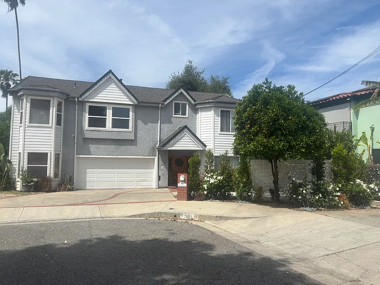 19251 Oxnard St — Photo 1