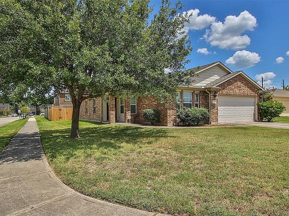 Side view leading to fenced backyard