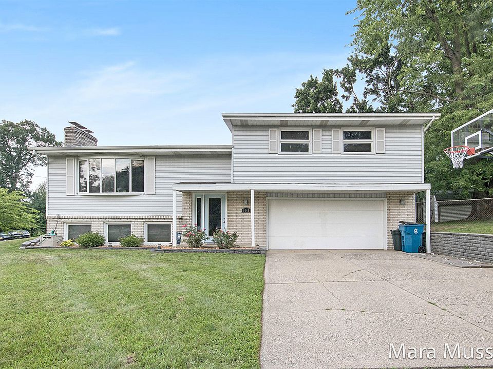1st image of 1049 Springwood Dr SE