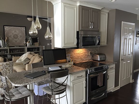 Kitchen & desk island