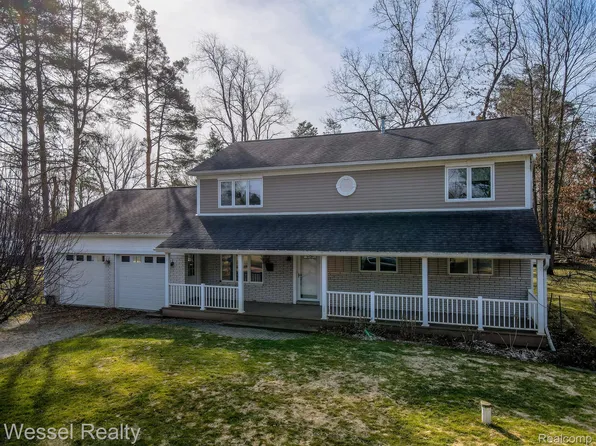 557 Green Cove Dr, Holly, MI 48442