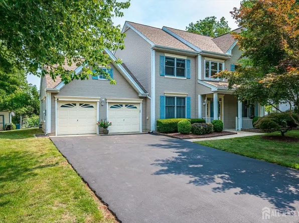 11 Lafayette Dr, Kendall Park, NJ 08824