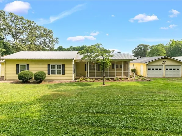 6604 Bronze Rd, Jamestown, NC 27282