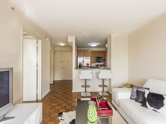 3rd image of 100 W 26th St APT 14B