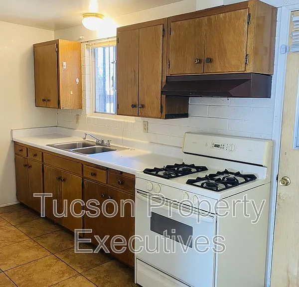 4239 E Lee St — Photo 1