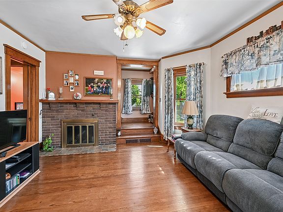 3rd image of 618 32nd St NE