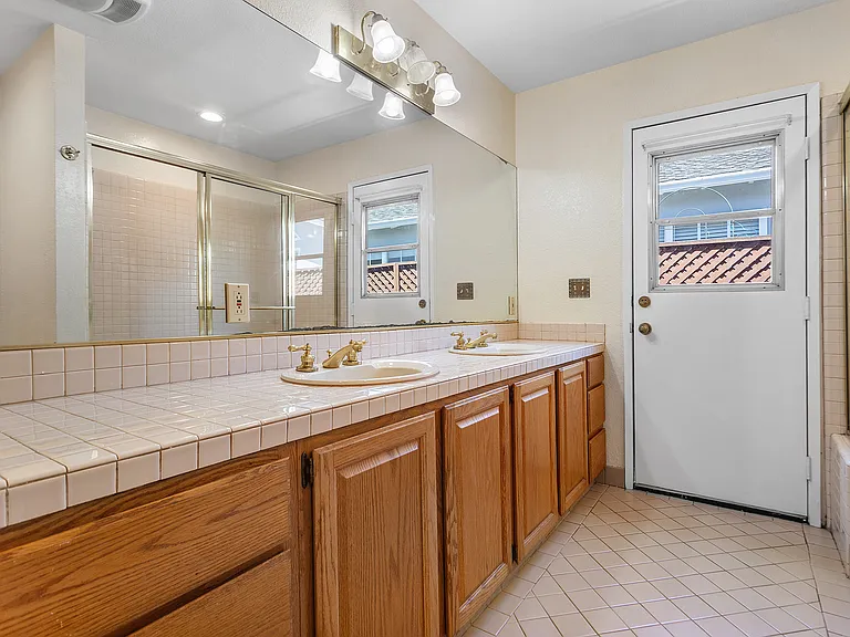 Master bath: two sinks