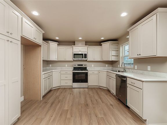 4th image of 2237 Modera Ave
