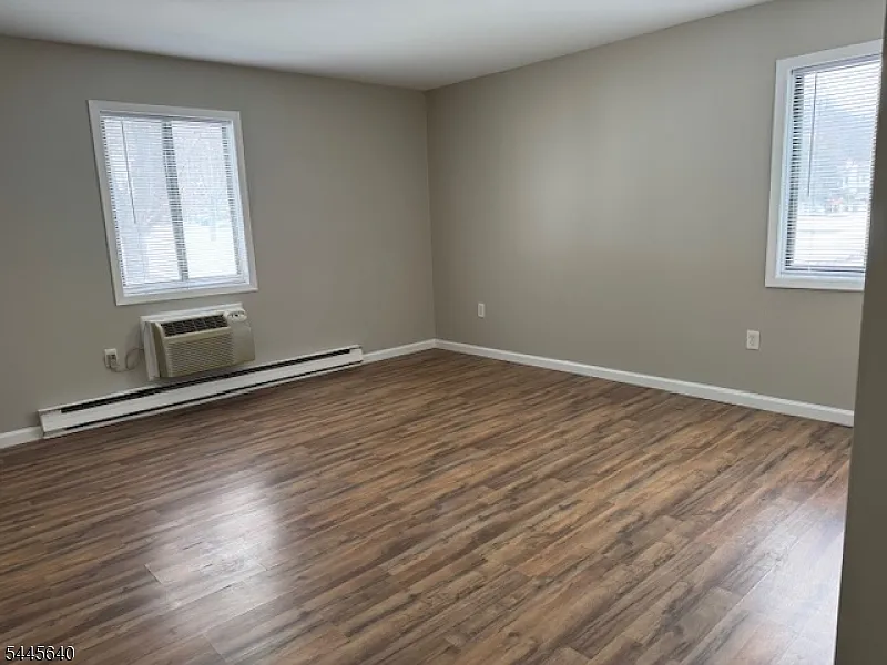 2 bed, 1.0 bath, 1040 sqft, $2,100 — Photo 2